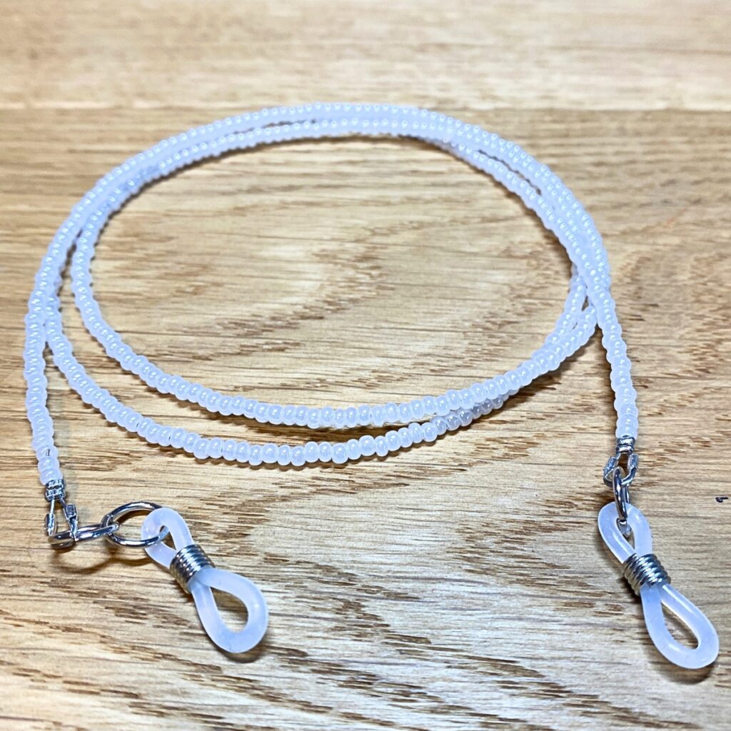 Brillenband in weiss glanz