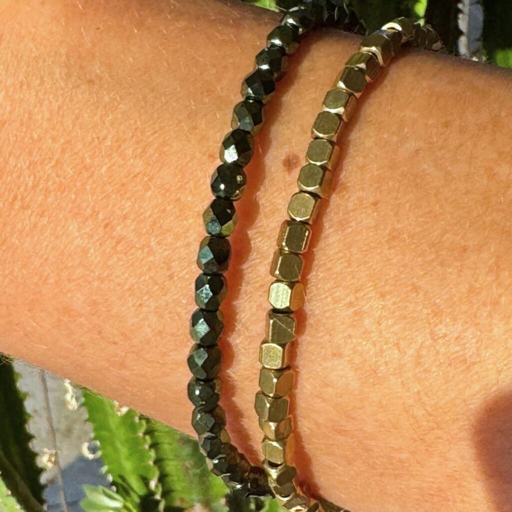Livia in Olive und Gold